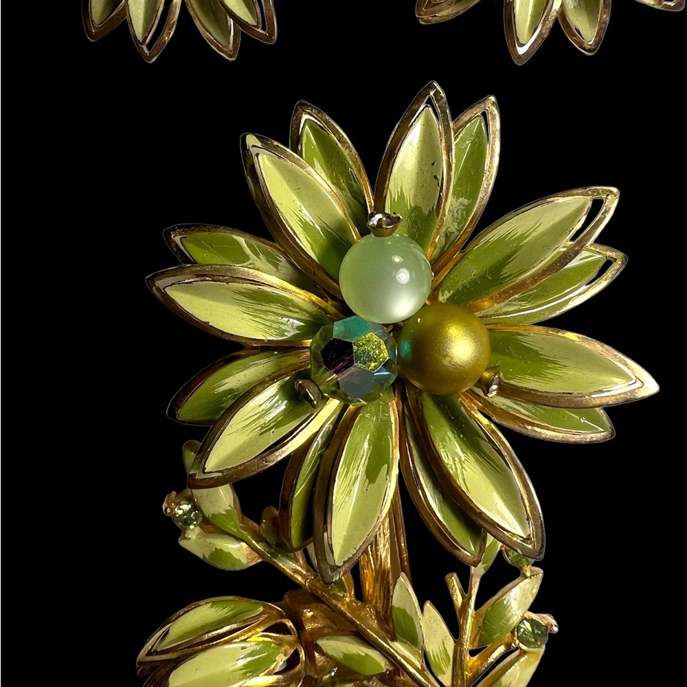 Signed CORO green enamel Flower with matching earrings Earrings - Picture 4 of 8
